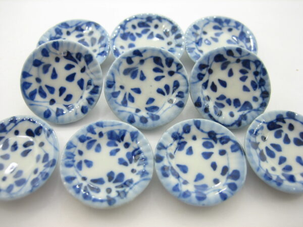 10x22mm Blue Spot Flower Hand Paint Plate Dish Dollhouse Miniature Ceramic 13210