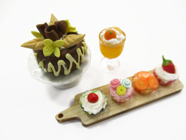 Dollhouse Miniature Food Tiny Cake On Ceramic Stand Cup Cake Bakery Set 15827