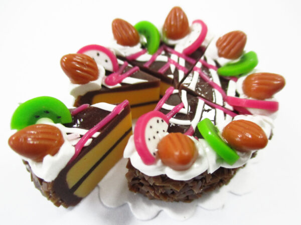 Dollhouse Miniature Food 8 Cuts Slice Chocolate 3 cm Cake Almond Topping 16408