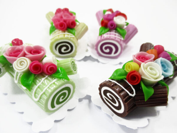 1:6 4 Mixed Color Log Roll Cakes Flower Rose Dollhouse Miniatures Food Dessert 16486