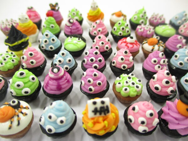 Dollhouse Miniature Food Halloween Seasonal Mixed 50 Cupcake Bakery Sweets 16655