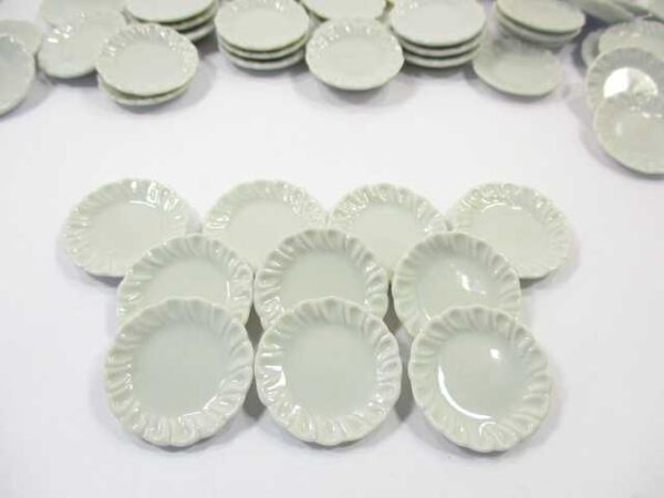 25mm White Scallop Plate Dish Dollhouse Miniature Ceramic Kitchenware