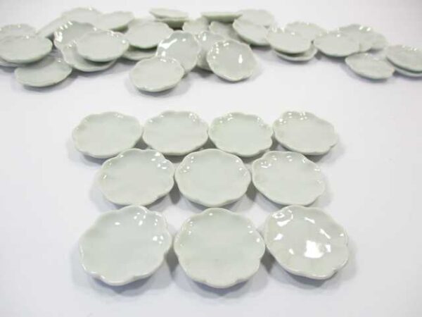 25mm Mini White Scallop Plate Dish Dollhouse Miniature Ceramic Supply