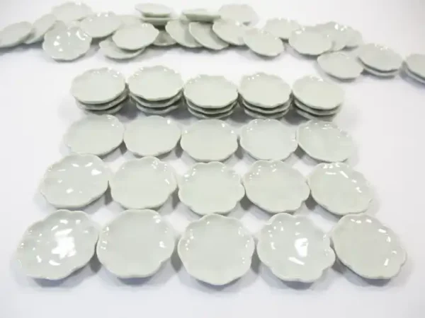 25mm Mini White Scallop Plate Dish Dollhouse Miniature Ceramic Supply - Image 2