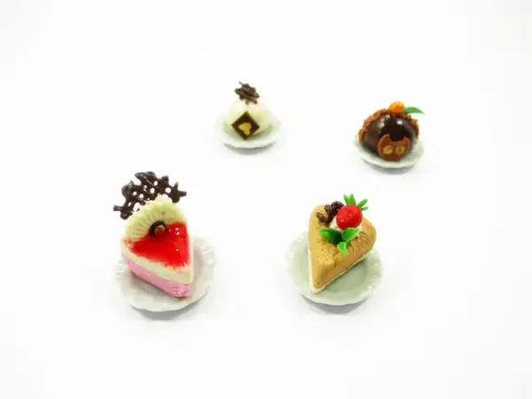 Dollhouse Miniatures Food 1:12 Mini Luxury Cake On Ceramic 4 Plates Supply 13930 - Image 3