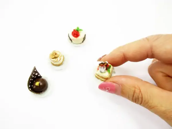 Dollhouse Miniatures Food 1:12 Mini Luxury Cake On Ceramic 4 Plates Supply 13934 - Image 6