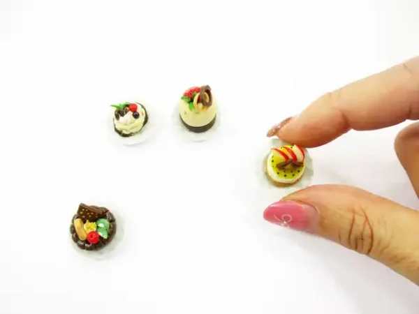 Dolls House Miniatures Food 1:12 Mini Luxury Cake Dessert Ceramic 4 Plates 13935 - Image 6