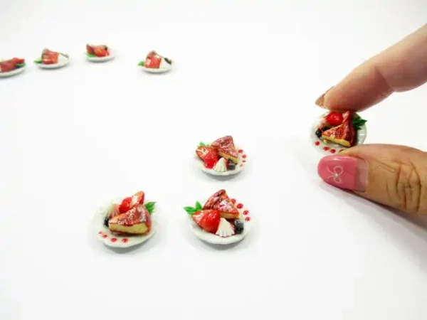 Dollhouse Miniature Food 4 Cheese Cake With Strawberry Dessert Bakery 16668 - Image 5