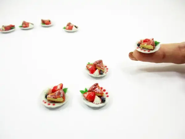 Dollhouse Miniature Food 4 Cheese Cake With Strawberry Dessert Bakery 16668 - Image 6