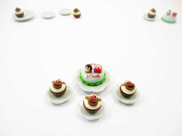Dollhouse Miniature Christmas Holiday 1.5 cm Cake Cupcake Ceramic Plate 15502