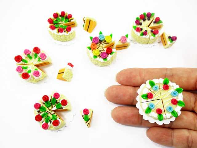 1:12 clay miniature slice cake with roses for dollhouse café vignette and bakery case display